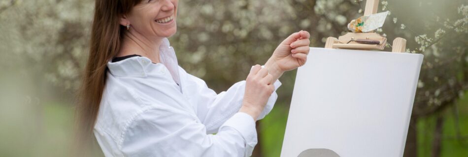 Fotoshooting der Frau in blühenden Gärten