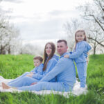 Familienshooting in blühenden Gärten