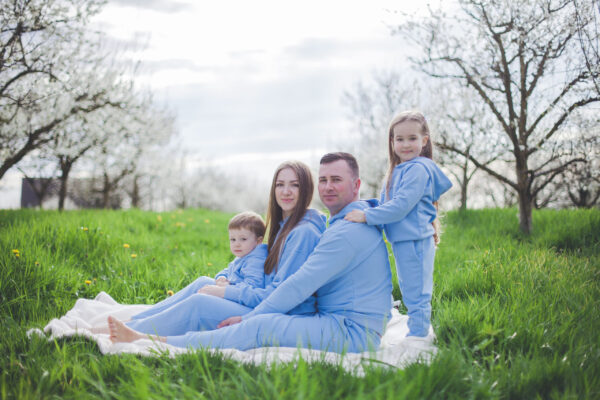 Familienshooting in blühenden Gärten
